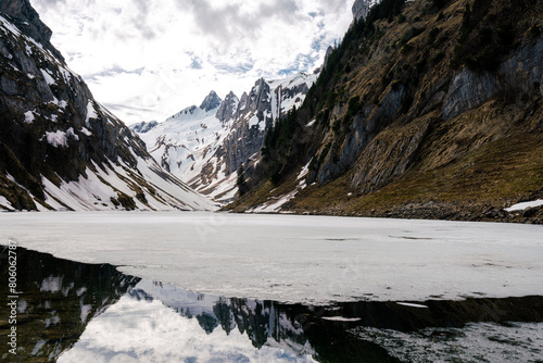 Fälensee in Appenzell in der Schweiz in den Alpen im Winter zugefroren mit Eis Reflektion