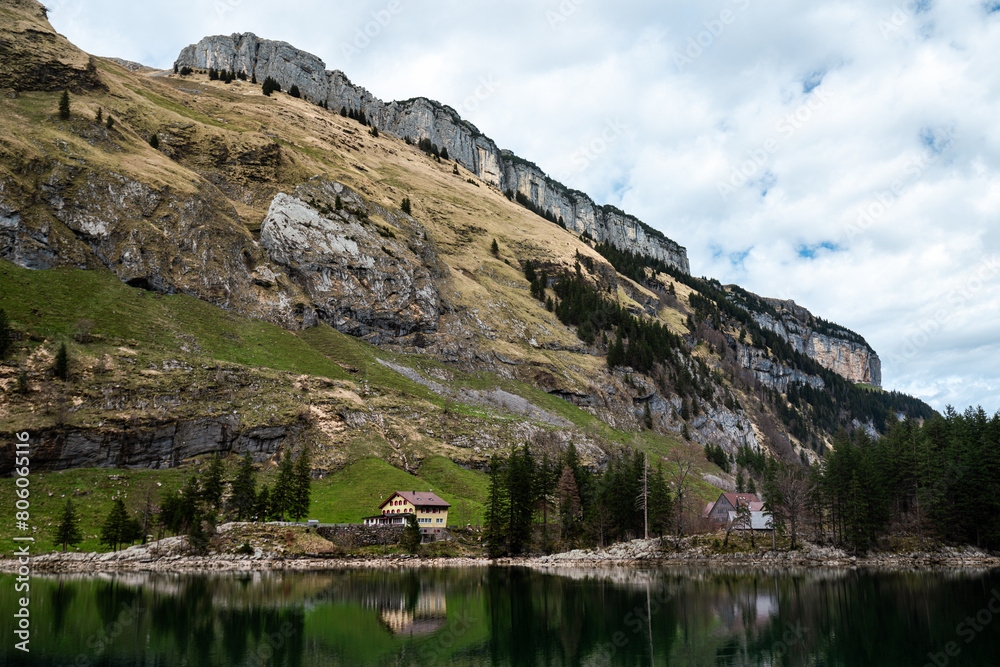 Seealpsee Bergsee in den Schweizer Alpen in Appenzell Seealpsee Bergsee in den Schweizer Alpen in Appenzell