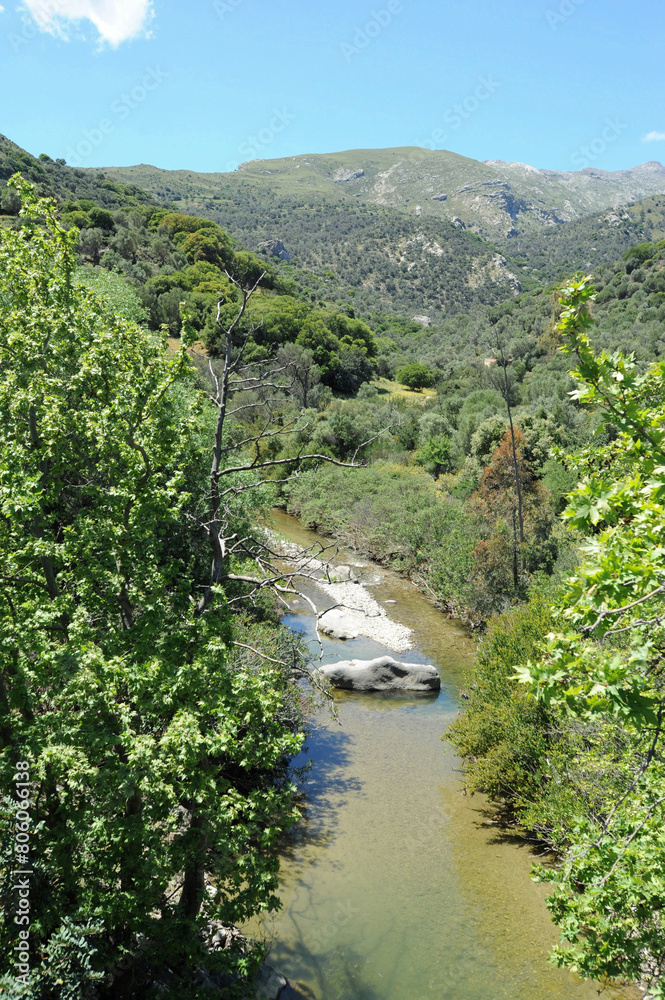 Le fleuve Platys au pont de Manouras dans la vallée d'Amari près d'Agios Ioannis en Crète Le fleuve Platys au pont de Manouras dans la vallée d'Amari près d'Agios Ioannis en Crète