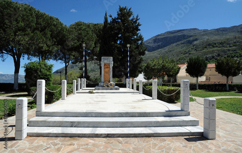 Monument aux morts de Gérakari dans le sud de la vallée d'Amari  en Crète photo