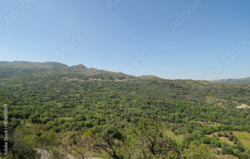 La vallée d'Amari, les villages d'Agia Fotini et d'Apostoli, et le massif du Psiloritis vus depuis Amari près de Réthymnon en Crète photo