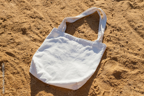 Mockup shopper handbag beach sand background © dark_blade