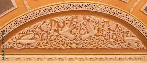 Wall decoration with pigeons