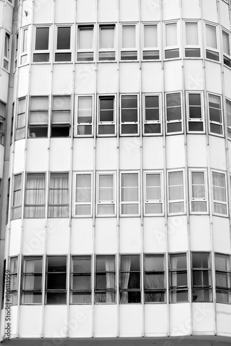 Edificio cuya fachada está formada por ventanas photo