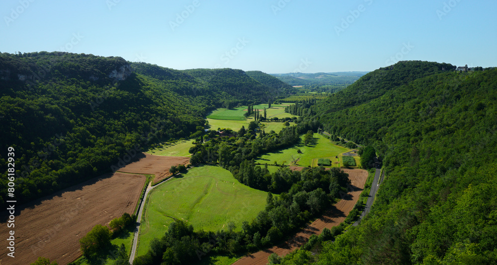 Obraz premium Céou valley in the Dordogne, wide aerial view by day in summer
