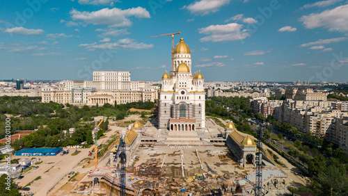 Obraz na płótnie Catedrala Mantuirii Neamului Construction Site of the Romanian Orthodox Cathedral on a sunny day w salonie