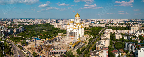 Obraz na płótnie Catedrala Mantuirii Neamului Construction Site of the Romanian Orthodox Cathedral on a sunny day w salonie