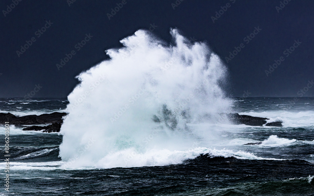 Naklejka premium waves crashing on the rocks