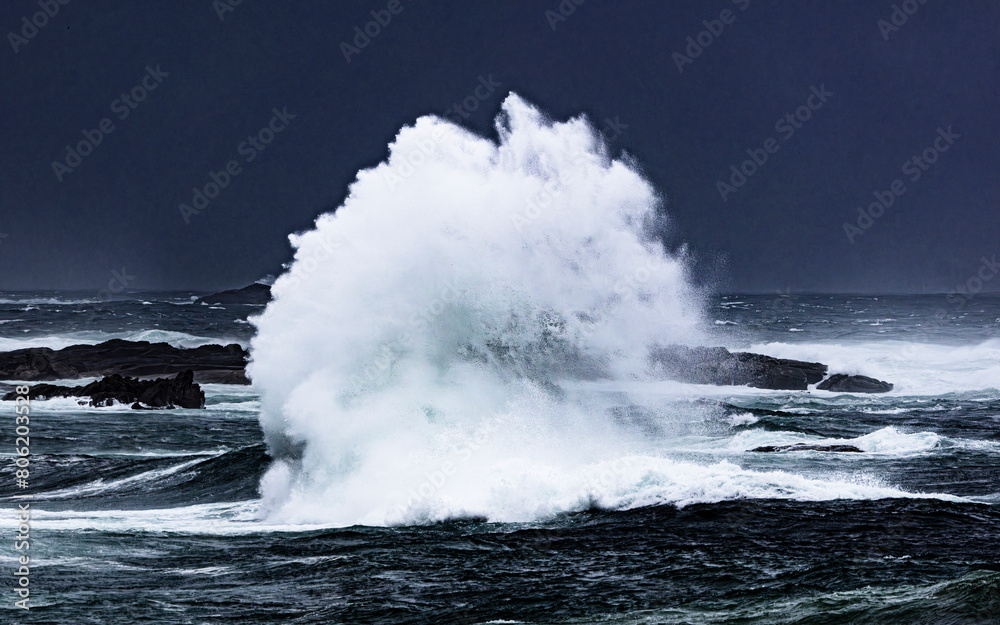 Fototapeta premium waves crashing on the rocks