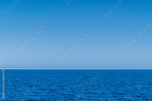 青い空と地平線と青い海