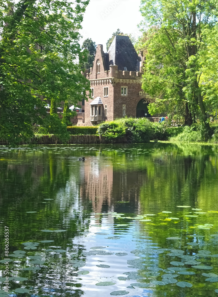 Obraz premium Beautiful historic german water castle named Schloss Pfaffendorf in Bergheim