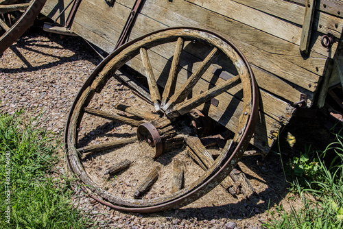 Obraz na plátně rotting wagon wheel