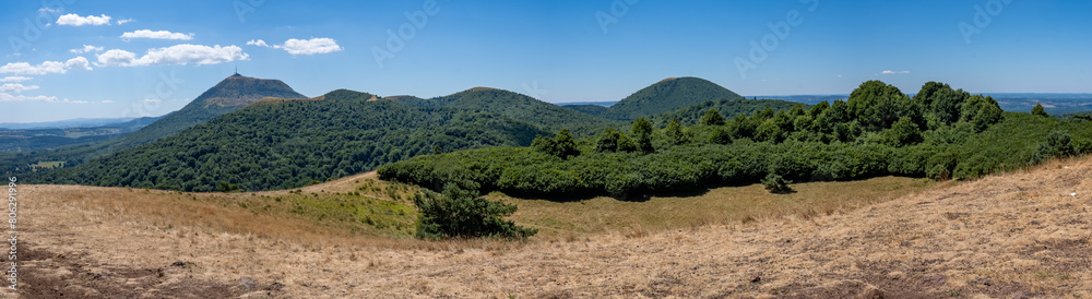 Panoramique sur la chaine des Puys, (Puy-de-Dôme, France) Panoramique sur la chaine des Puys, (Puy-de-Dôme, France)