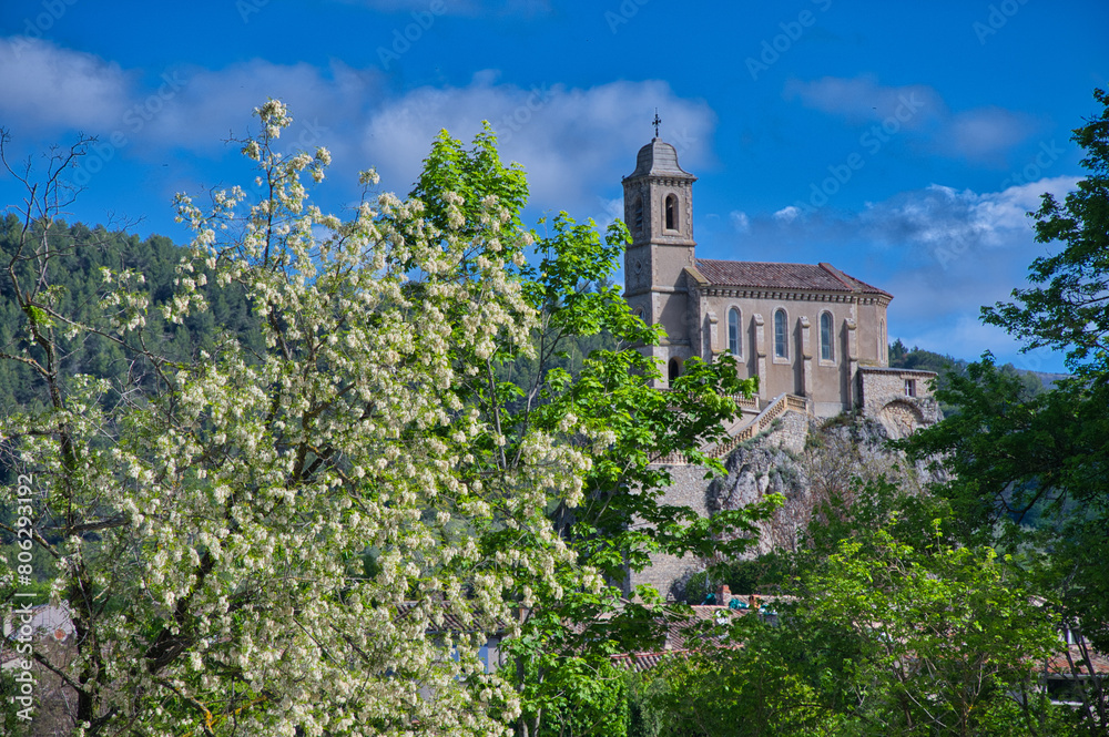 Mittelalterliches Dorf Pierrelongue im Drome in Frankreich
