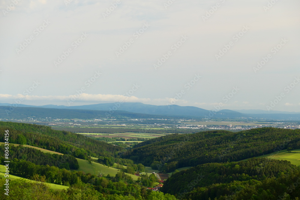 Fototapeta premium Blick ins Wiener Neustädter Becken, gesehen aus Hochwolkersdorf, Bucklige Welt