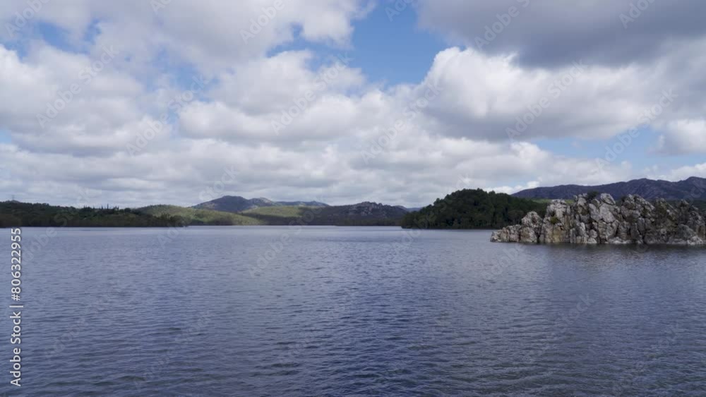 vista panorámica del embalse de García de Sola en Talarrubias, Badajoz, Extremadura, España.
