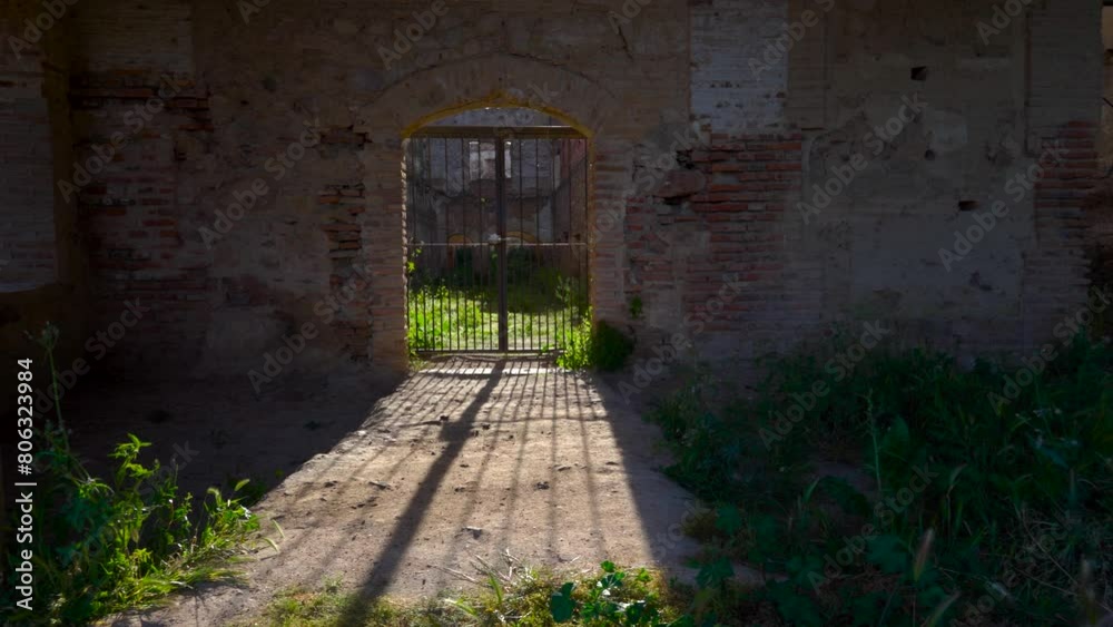 Detalle de la entrada de las ruinas del Convento de la Visitación en Puebla de Alcocer, Badajoz, Extremadura, España. Mayo de 2024.