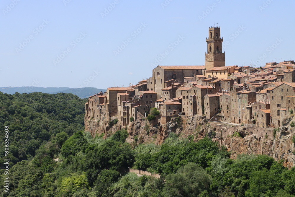 Fototapeta premium Tuscan town on a rock above the woods