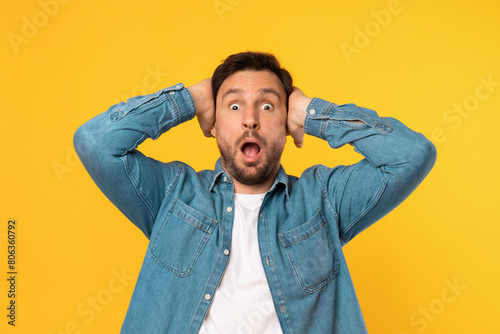 Foto A man with a surprised look on his face, his eyes wide open and mouth slightly agape