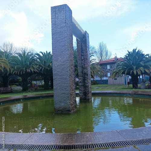 Escultura en un estanque del parque de Oleiros, Galicia