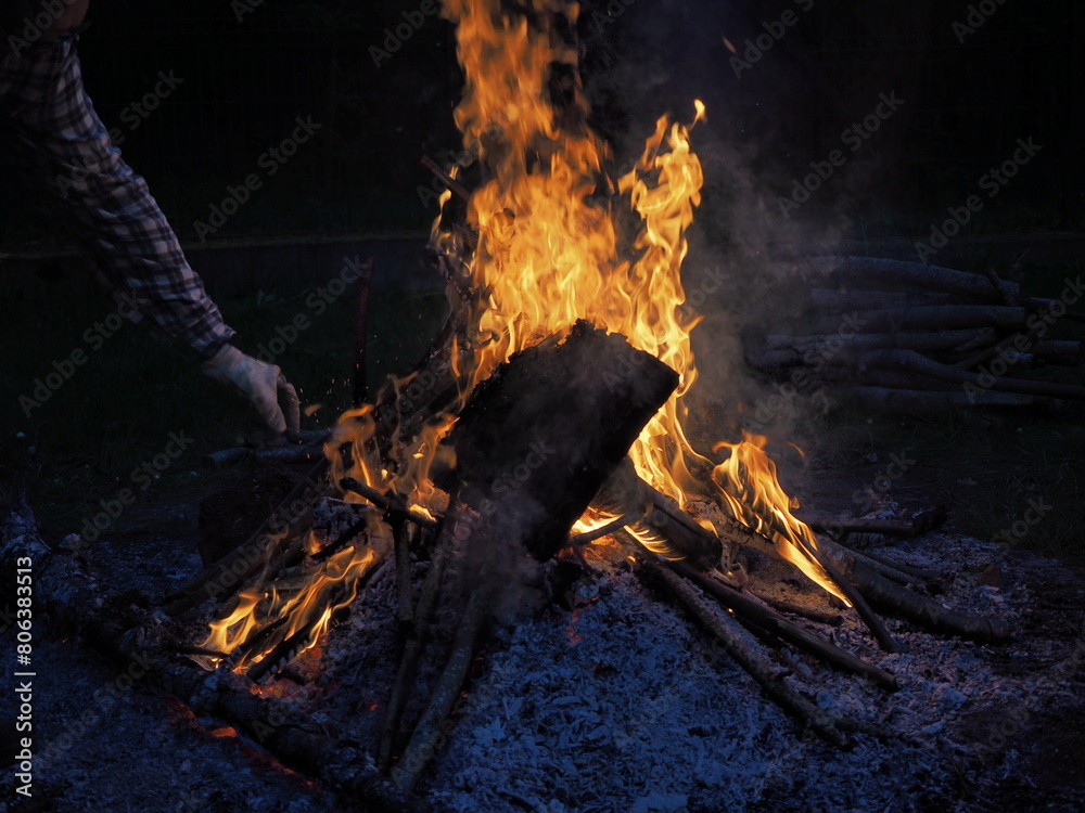 Naklejka premium Ogień z ogniska