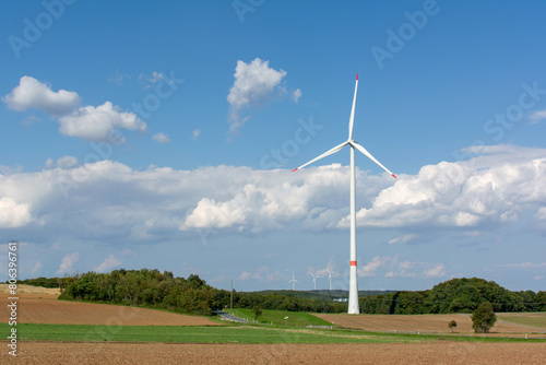 Windkraftanlagen unter blauem Himmel