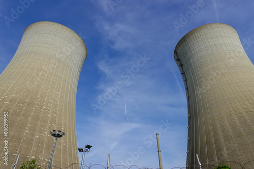 Zwei Kühltürme vom Kernkraftwerk in Grafenrheinfeld - Bayern