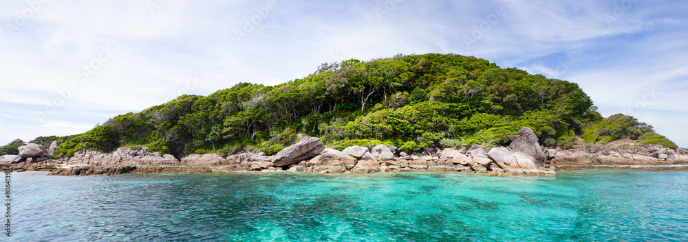 Naklejka premium The rocky shore of the Similan Islands in Thailand