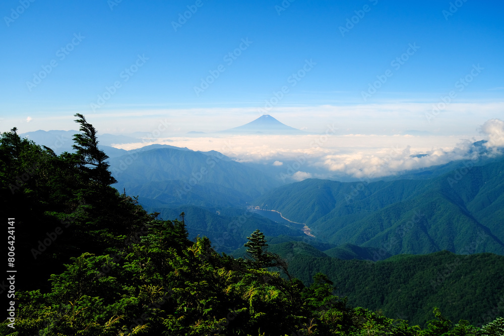 Fototapeta premium 日本百名山 甲武信ヶ岳の山頂から夜明けに眺める富士山