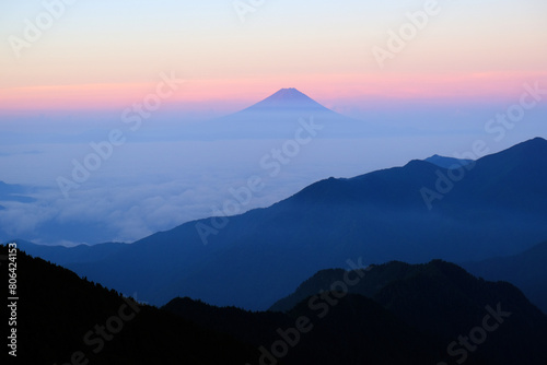 日本百名山　甲武信ヶ岳の山頂から夜明けに眺める富士山