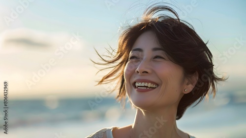 浜辺で微笑む女性 photo