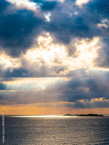 Rayos de Sol entre las nubes caen sobre el mar