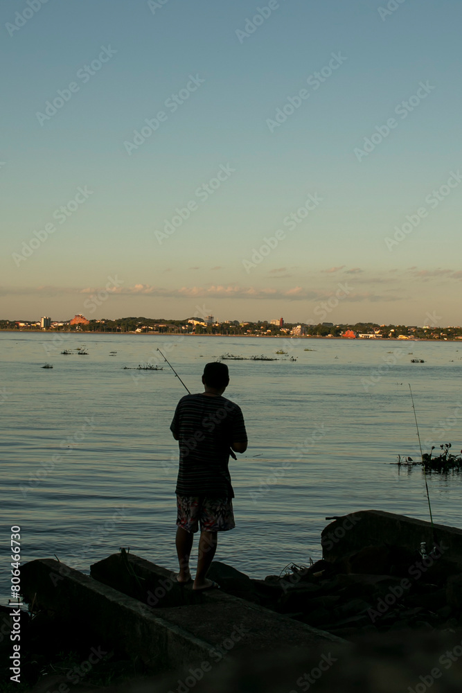 silueta de hombre pescando 