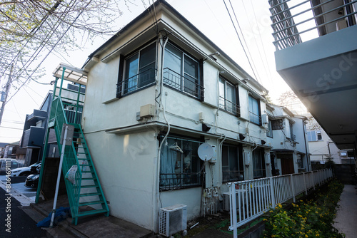 白い二階建てアパート,一人暮らし用のアパート,単身用,独身一人暮らし,昭和建築,