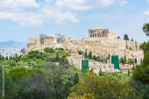 青空のもとのギリシャにある古代の建築