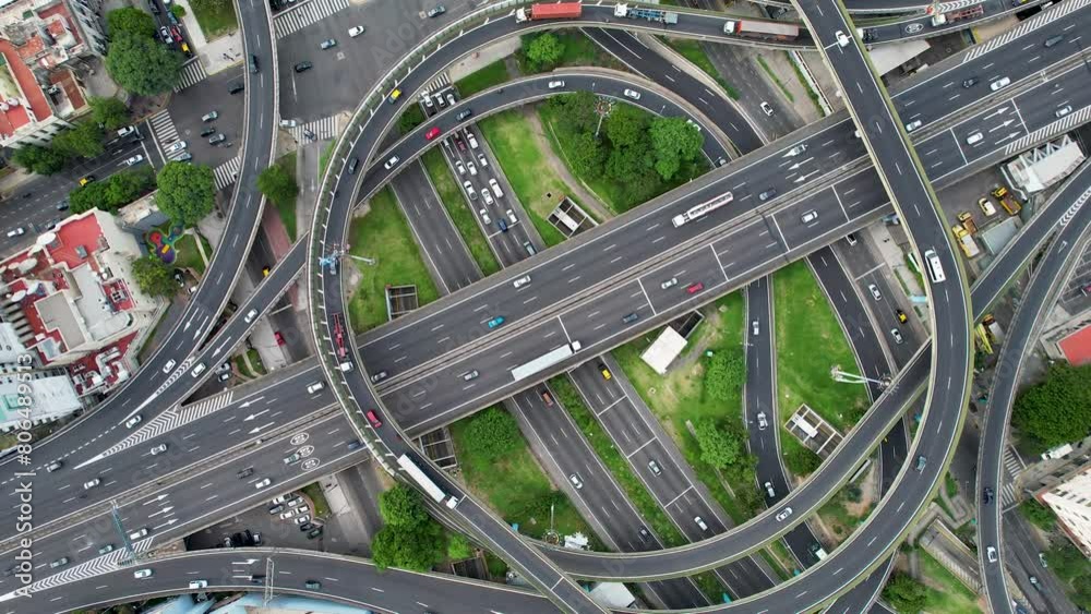 Circulación de autos por cruce de autopistas vista de dron en gran ciudad. Buenos Aires, Argentina. Circulación de autos por cruce de autopistas vista de dron en gran ciudad. Buenos Aires, Argentina.
