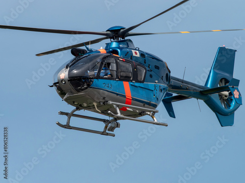 八尾空港を飛び立つ大阪府警航空隊のヘリコプター