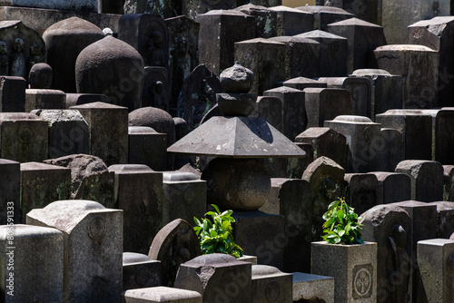 寺の墓地の古い墓 photo