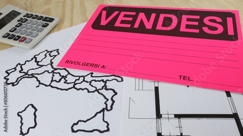 Il cartello stampato rappresenta l'immobile in vendita con la mappa dell'Italia photo
