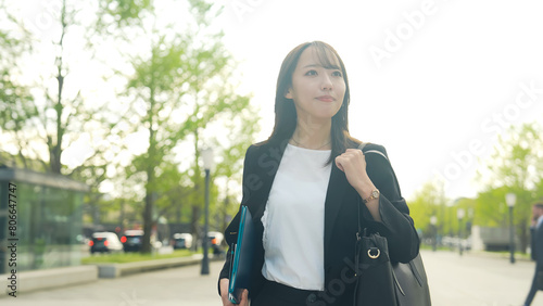 爽やかに街を歩く女性ビジネスウーマン © metamorworks
