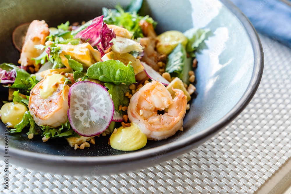 salad with shrimps and vegetables