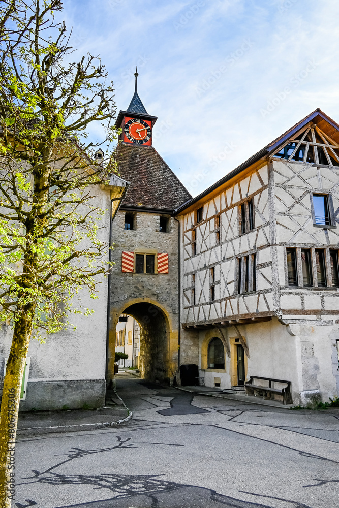 Obraz premium Valangin, Dorf, Eingangsturm, Turm, Schloss, Val-de-Ruz, Taleingang, Seyon-Schlucht, Kirche, Ringmauer, historische Häuser, Le Seyon, Fluss, Frühling, Neuenburg, Neuchâtel, Schweiz