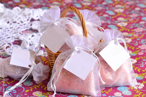 Fotografie Wedding favor organza scented sachet bag with aromatherapy bath salt, baby girl