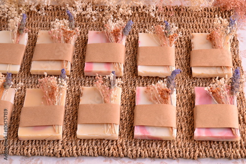 Photos Wedding favors handmade soap guest-gift with dry flowers rustic decoration, diy