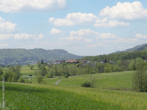 Rund um Weitenau (Steinen) im Südschwarzwald. Der Weiler Farnbuck vor Schillighof gegenüber der Talstraße L.136 vom Hummelberg aus gesehen