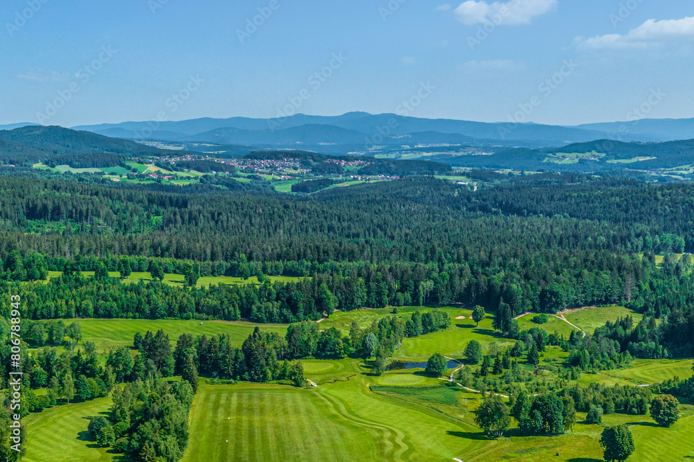 Sommerliche Natur im Bayerischen Wald rund um den Golfplatz bei Rusel