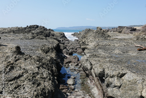 Felsen mit Spalt an der Küste von Montezuma auf der Halbinsel Nicoya bei Puntaremas in Costa Rica photo
