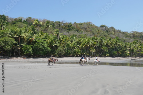 Reiter am Palmenstrand in Costa Rica bei Montezuma photo