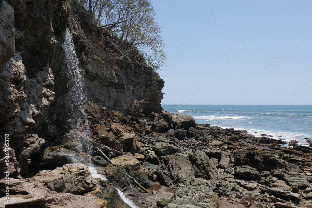 Wasserfall an der Steilküste von Tango Mar an der Küste von Montezuma auf der Halbinsel Nicoya bei Puntaremas in Costa Rica