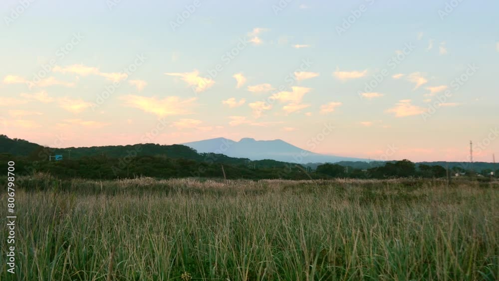 夕暮れのヨコスト湿原と樽前山シルエット 夕暮れのヨコスト湿原と樽前山シルエット